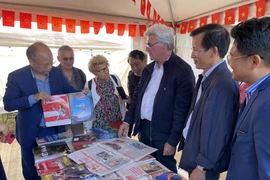 Báo Nhân dân khai trương gian trưng bày tại Hội báo Nhân đạo ở Pháp