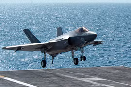 Mỹ trục vớt máy bay tàng hình F-35C Lightning II tại Biển Đông