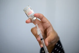 Moderna nghiên cứu vaccine tăng cường đặc hiệu ngừa biến thể Omicron