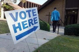 Một điểm bỏ phiếu trong cuộc bầu cử giữa nhiệm kỳ ở bang Georgia, Mỹ ngày 8/11/2022. Ảnh: AFP/TTXVN