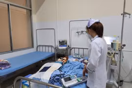 Lâm Đồng: Cấp cứu kịp thời bé gái 2 tuổi nguy kịch nghi do bị bạo hành