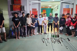 Ngăn chặn hàng chục thanh thiếu niên dùng hung khí nguy hiểm đánh nhau
