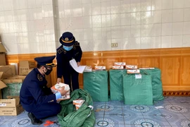 Bắt giữ đối tượng vận chuyển 400 hộp thuốc điều trị COVID-19 nhập lậu