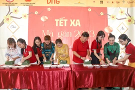 Đại sứ Mai Phước Dũng và các nhà hảo tâm trong cộng đồng phát động cuộc thi gói bánh chưng. (Ảnh: Lê Dương-Tất Đạt/Vietnam+)