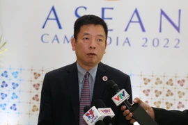 Đại sứ Vũ Hồ, Quyền Trưởng SOM ASEAN Việt Nam tại AMM-55 trả lời câu hỏi phỏng vấn của phóng viên TTXVN. (Ảnh: Vũ Hùng/TTXVN)