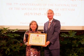 Trao tặng giấy khen cho Hội Người Việt Nam tại Thụy Sĩ