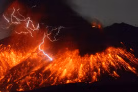 Nhật Bản phát cảnh báo mức cao nhất do núi lửa Sakurajima phun trào