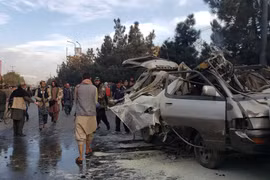 Đánh bom xe ven đường ở Afghanistan, nhiều người thương vong