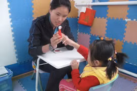 Cấy ghép vi sinh vật trong phân giúp điều trị chứng tự kỷ ở trẻ 