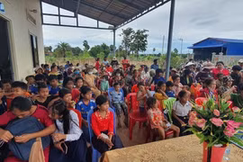 Hỗ trợ người Việt ở Campuchia có hoàn cảnh khó khăn sau dịch COVID-19