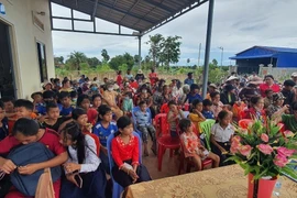 Hỗ trợ người Việt ở Campuchia có hoàn cảnh khó khăn sau dịch COVID-19