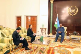 Tổng thống Djibouti Ismail Omar Guelleh tiếp Đại sứ Nguyễn Huy Dũng tại Dinh Tổng thống ở thủ đô Djibouti. (Ảnh: TTXVN phát)