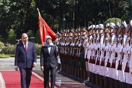 Hình ảnh Chủ tịch nước chủ trì Lễ đón Tổng thống Cộng hòa Singapore