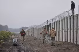 Ukraine bắt đầu xây dựng bức tường dọc biên giới với Belarus