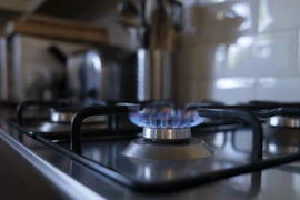 Chính phủ Anh trợ giá năng lượng 2.500 bảng mỗi năm cho các gia đình