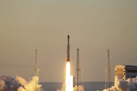 Iran tuyên bố lần đầu phóng thành công tên lửa dùng nhiên liệu rắn