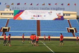 SEA Games 31: Cổ động viên Nam Định cổ vũ cuồng nhiệt cho các đội bóng
