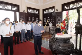 Thủ tướng Phạm Minh Chính dâng hương nguyên lãnh đạo Chính phủ