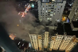 Hà Nội: Cứu thoát 2 người phụ nữ bị mắc kẹt trong đám cháy chung cư