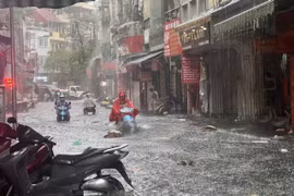 Hà Nội: Nhiều khu vực nội đô đang bị ngập sau cơn mưa chiều