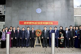 Chủ tịch Quốc hội dâng hoa tưởng niệm Bác Hồ tại London, Anh