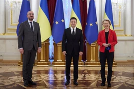 Tổng thống Ukraine Volodymyr Zelensky (giữa), Chủ tịch Hội đồng châu Âu Charles Michel (trái) và Chủ tịch Ủy ban châu Âu Ursula von der Leyen tại hội nghị thượng đỉnh Ukraine-Liên minh châu Âu ở Kiev, ngày 12/10/2021. (Ảnh: AFP/TTXVN)