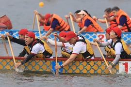 [Photo] Sôi động giải Bơi chải thuyền rồng Hà Nội mở rộng năm 2022