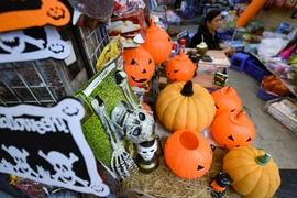 [Photo] Phố Hàng Mã ngập tràn đồ chơi, hóa trang dịp Halloween 