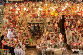 [Photo] Phố Hàng Mã ngập tràn màu sắc của đồ trang trí Giáng sinh