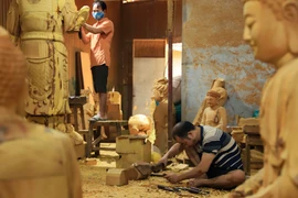 Làng đồ thờ ở ngoại thành Hà Nội nhộn nhịp chuẩn bị hàng dịp Tết 2023