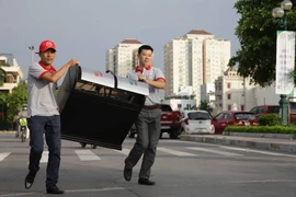 Cựu học sinh các trường Trung học phổ thông trên toàn Hà Nội đã cùng chung tay dọn dẹp rác thải nhân 'Tháng hành động vì môi trường'. (Ảnh: PV/Vietnam+)