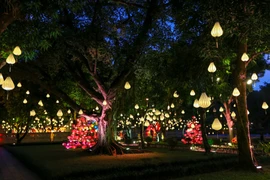 Rất đông người dân Thủ đô đã đến tham dự chương trình 'Thu Vọng Nguyệt' diễn ra tại khu di tích Văn Miếu - Quốc Tử Giám diễn ra vào tối 29/9 vừa qua. (Ảnh: Minh Sơn/Vietnam+) 