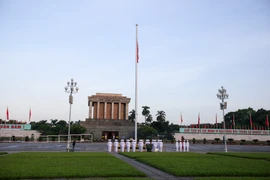 Hôm nay, ngày Quốc Khánh 2/9, hàng trăm người đã đổ về Quảng trường Ba Đình, không ít người lặn lội từ xa đến để chứng kiến lễ chào cờ thiêng liêng nhất trong năm. (Ảnh: Minh Sơn/Vietnam+) 