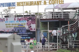 Lực lượng chức năng đang tiến hành cưỡng chế tháo dỡ khu vực nhà nổi hồ Tây. (Ảnh: Minh Sơn/Vietnam+)