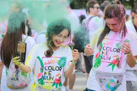 Chiều 22/4 tại Hà Nội, rất đông các bạn trẻ đã có mặt tại lễ hội Color Me Run - Đường chạy sắc màu. (Ảnh: Minh Sơn/Vietnam+)