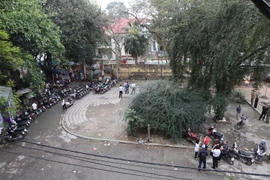 Bãi trông giữ xe ngang nhiên chiếm dụng đất khu E7 tập thể Bách Khoa gần 12 năm nay. (Ảnh: PV/Vietnam+)