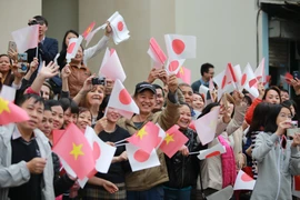 Sáng 2/3, Nhà vua và hoàng hậu Nhật Bản đã có chuyến thăm Di tích Văn Miếu - Quốc Tử Giám. Hàng trăm người dân Thủ đô đã có mặt từ sớm để chào đón Nhật hoàng Akihito. (Ảnh: Minh Sơn/Vietnam+)