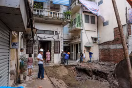 6 hộ dân tại số 86 và 88 Bà Triệu (Hà Nội) đang ngày ngày sống trong nỗi lo nhà lún, sập vì công trình xây dựng liền kề. (Ảnh: PV/Vietnam+)