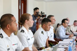 Các sỹ quan nước ngoài tham dự buổi trao đổi chuyên môn. (Ảnh: Minh Sơn/Vietnam+)