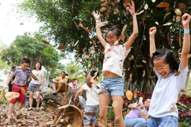 Sáng 30/4 tại khu đô thị Ecopark, các gia đình và em nhỏ đã cùng nhau thưởng thức hàng chục trò chơi độc đáo và đầy sáng tạo. (Ảnh: Minh Sơn/Vietnam+)