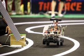 Chiếc xe của đội MTA Racer thuộc Học viện Kỹ thuật Quân sự gây ấn tượng mạnh không chỉ ở thiết kế bắt mắt mà còn có tốc độ rất nhanh. (Ảnh: Minh Sơn/Vietnam+)