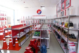 Hàng trăm thiết bị cảnh báo, khoanh vùng và chữa cháy theo công nghệ Hàn Quốc lần đầu tiên được tập hợp trong một siêu thị chuyên ngành về phòng cháy chữa cháy. (Ảnh: PV/Vietnam+)