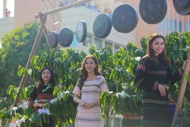 Chiều 10/3, buổi diễu hành lễ hội đường phố Buôn Ma Thuột lần thứ 6 đã diễn ra với sự tham gia của hơn 1000 nghệ sỹ trong đó có rất nhiều người đẹp hiện diện. (Ảnh: Minh Sơn/Vietnam+)