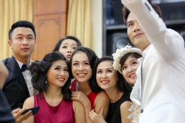 Dàn nam, nữ MC biên tập viên VTV rạng rỡ trước giờ lên sóng. (Ảnh: Minh Sơn/Vietnam+