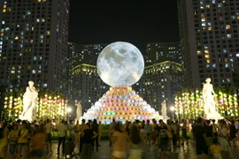 Nhiều người dân Thủ đô sẽ cảm thấy bất ngờ khi một mặt trăng khổng lồ chợt 'mọc' lên ngay giữa quảng trường Royal City vào tối 21/9 vừa qua. (Ảnh: Minh Sơn/Vietnam+)