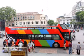 Sáng 30/6, chiếc xe buýt 2 tầng độc đáo mang tên City Tour đã xuất hiện trước cửa Nhà hát lớn Hà Nội sẵn sàng phục vụ khách du lịch. (Ảnh: Minh Sơn/Vietnam+) 