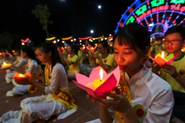 Chắc chắn các bạn trẻ sẽ có một mùa Vu Lan đầy ấm áp và ý nghĩa. (Ảnh: Minh Sơn/Vietnam+)