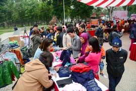 Sáng 21/1 tại công viên Thống Nhất (Hà Nội), một phiên chợ đặc biệt đã diễn ra khi nó chỉ dành cho người dân lao động, người bệnh nghèo... không có đủ điều kiện sắm sửa khi Tết đang đến gần. (Ảnh: Minh Sơn/Vietnam+)