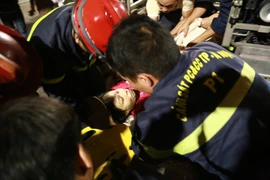 Một bà mẹ sinh non đã được lực lượng cứu hộ thành công ngay trong đêm. (Ảnh: PV/Vietnam+)