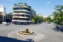 Vốn rất nhộn nhịp vào những ngày cuối tuần nhưng trong những ngày nắng nóng đỉnh điểm, phố đi bộ Hồ Gươm (Hà Nội) trở nên vắng hoe như ngày mùng 1 Tết. (Ảnh: PV/Vietnam+)